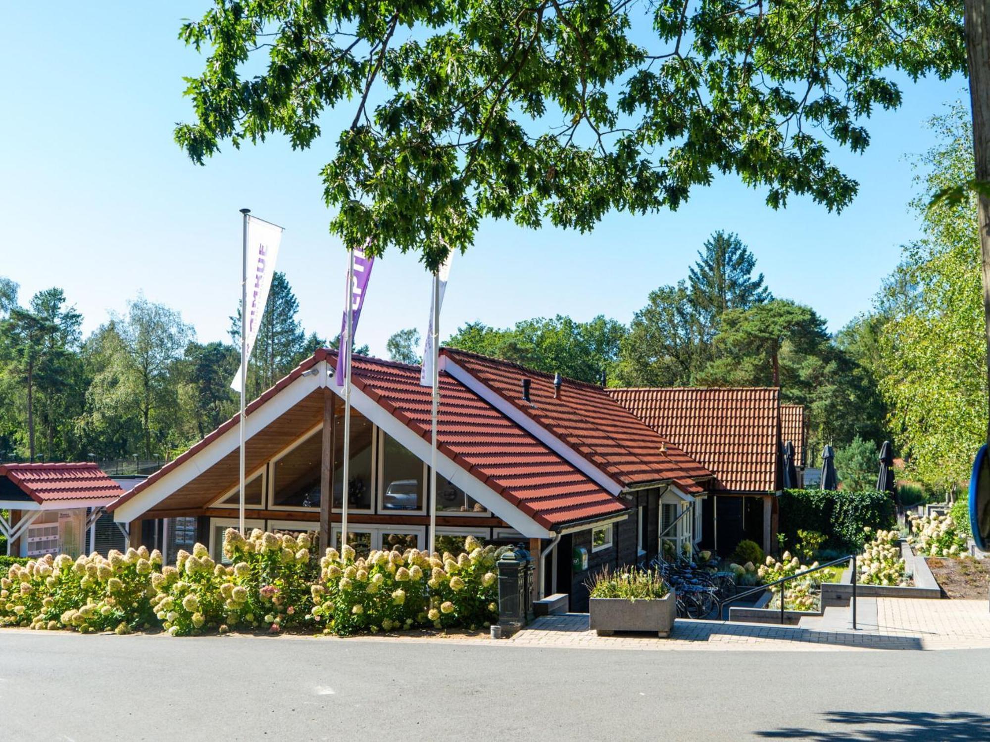 Comfortable Chalet With Combination Microwave Near The Veluwe Hoenderloo Exterior photo